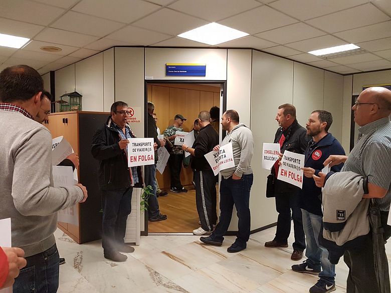 2017-06-28 ocupacion Direccion Xeral de Mobilidade Compostela 003.jpg